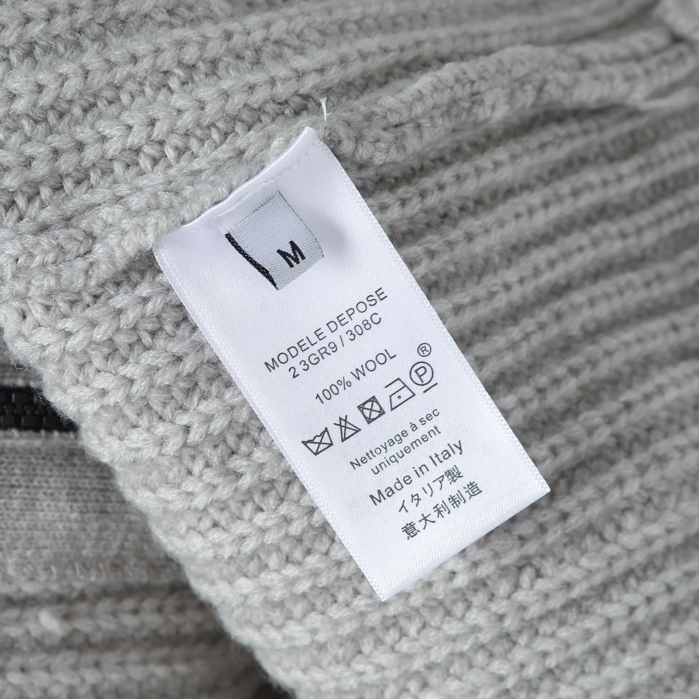 P610 Stone Island thick-knit cashmere zipper hooded cardigan. Originally purchased for 19,800, it took 2 months to develop. Custom-made woolen cashmere fabric was made and smoothed to be skin-friendly and not prickly. The color was dyed three times to achieve the original color effect. The armband pattern is embroidered using fixed-dyed matte embroidery threads on the board and stitch embroidery. The pattern is embroidered by Tajima machine with thousands of needles. The stitching is fine and dense, without connecting lines. The pattern is clear and has a strong sense of lines and three-dimensionality, which enriches the spatial level of the overall picture. The flat knitting fabric uses imported three-needle ultra-thick needles and customized zippers, which are expensive. In order to achieve the best results, no cost is considered. The weight of the whole garment reaches 1,400 grams, and the three-standard accessories are complete.  Size:S-M-L-XL